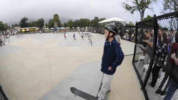 Skateboarder im ojai skate park — Stockvideo