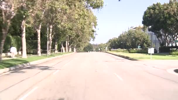 Sebuah mobil perjalanan di sepanjang jalan — Stok Video