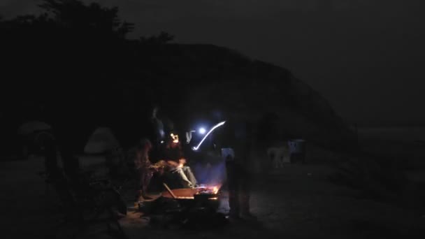 Gente alrededor de una fogata en Jalama Beach — Vídeo de stock