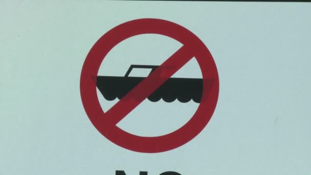 ボート進入禁止の標識の下に傾ける — ストック動画