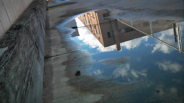 Nubes que pasan sobre un edificio urbano — Vídeos de Stock