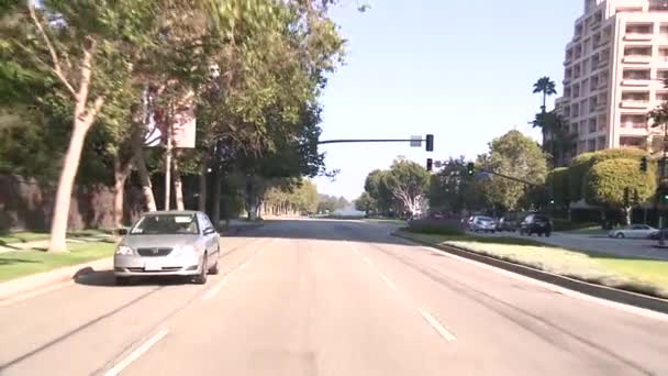 Автомобиль едет по улице — стоковое видео