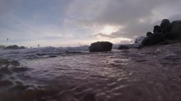 Vista del livello dell'acqua delle onde che si infrangono — Video Stock