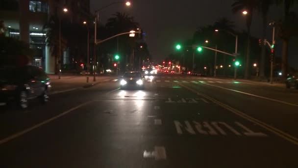 Bir araba bir cadde boyunca seyahat — Stok video