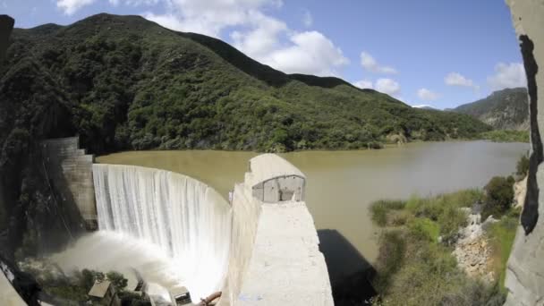 Matilija Dam na een storm van de lente — Stockvideo