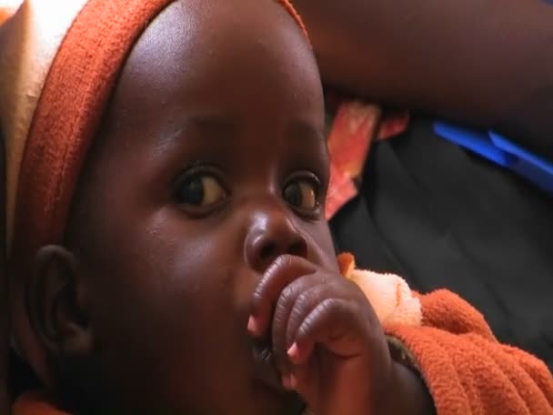 Seorang bayi perempuan mengisap jempolnya . — Stok Video