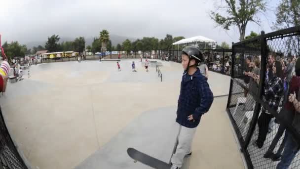 少年スケート ボードのハーフパイプ上 — ストック動画