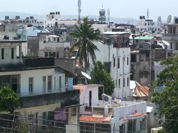 Une rue avec des maisons dans la banlieue — Video