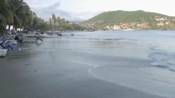 Lanzamiento de barcos de pesca desde Playa Principal — Vídeos de Stock