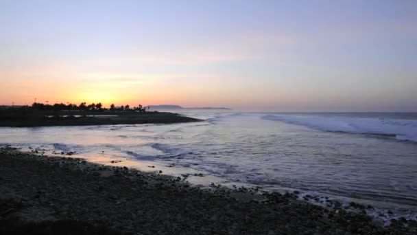 Güneş doğarken sörfçü noktada kırılma dalgalar — Stok video
