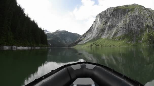 Βόλτα με τη βάρκα πλεύσης μέσα από μια υαλώδη νερά — Αρχείο Βίντεο