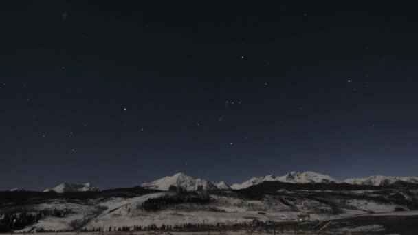 Nachtelijke hemel, wolken en volle maan — Stockvideo