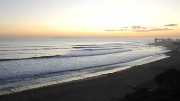 Onde e surfisti a Ventura Point — Video Stock