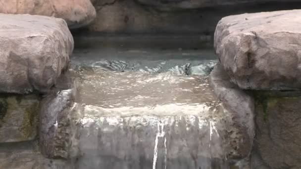 Incliner l'eau dans une fontaine — Video