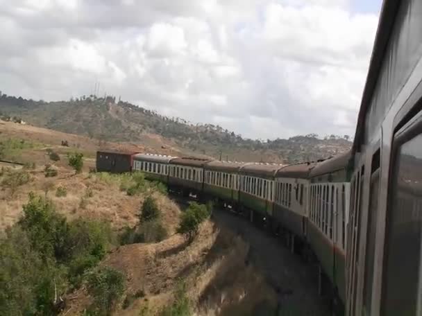 Un treno viaggia in una zona rurale — Video Stock