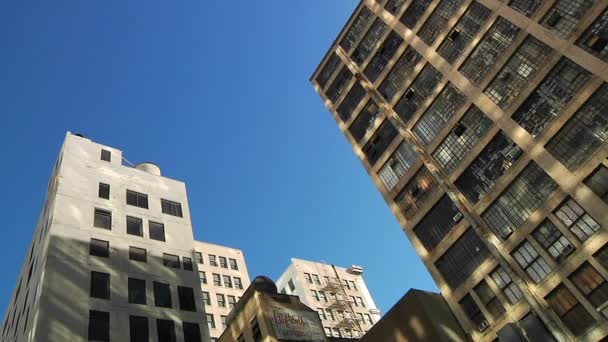 Ombre strisciano lungo gli edifici — Video Stock