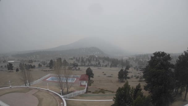 Nubes y nieve en la Montaña Rocosa — Vídeos de Stock