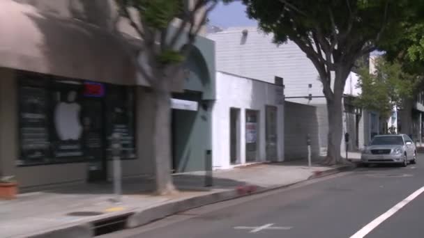 Un coche viaja por una calle — Vídeo de stock