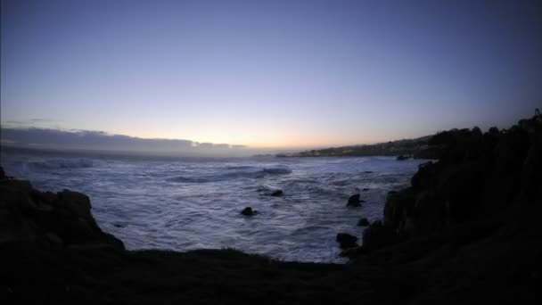 Olas antes del amanecer — Vídeo de stock