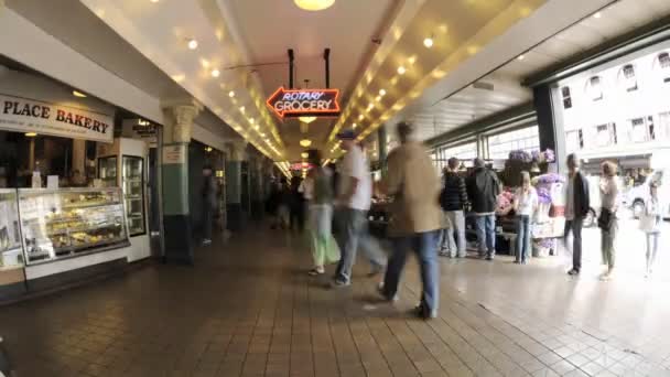 Lidí, kteří jdou v Pike Place Market — Stock video
