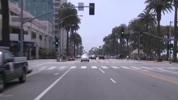 Um carro viaja por uma rua — Vídeo de Stock