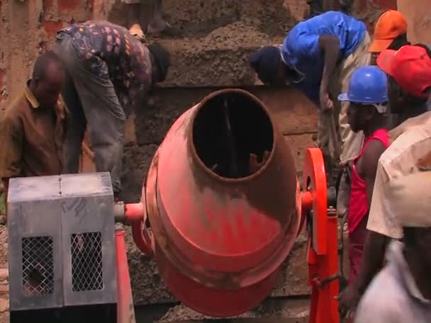 Trabalhadores da construção misturam cimento — Vídeo de Stock