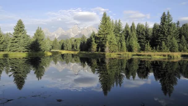 Nubes y montañas reflejándose en Schwabacher — Vídeo de stock