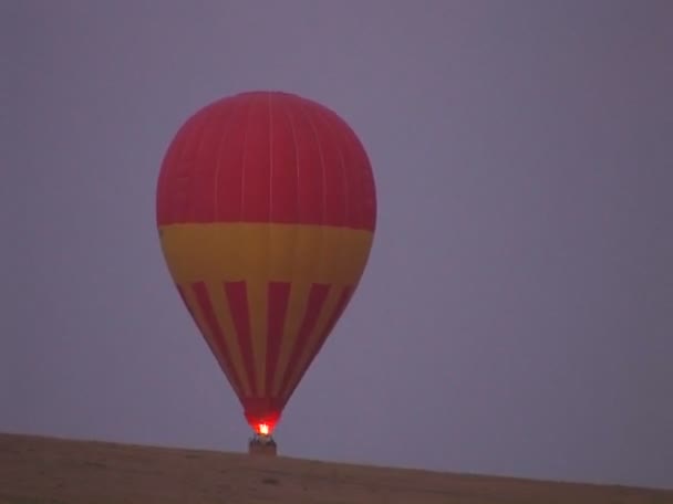 En luftballong stiger — Stockvideo
