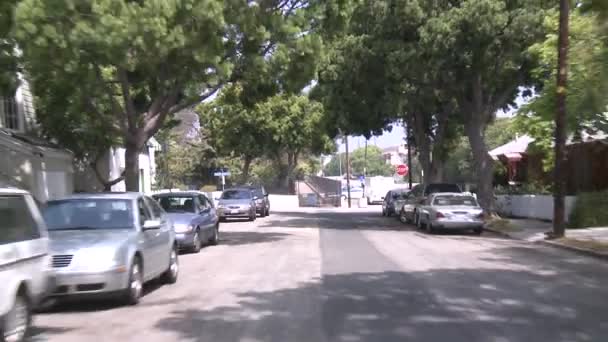 Une voiture parcourt une rue — Video