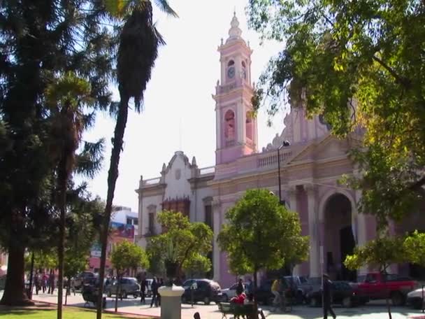 As pessoas andam por edifício ornamentado — Vídeo de Stock