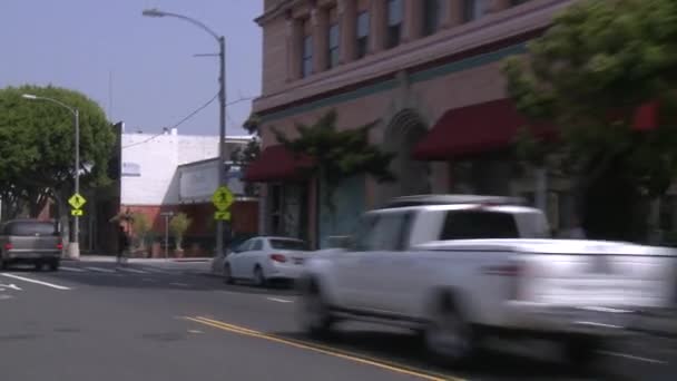 Un coche viaja por una calle — Vídeo de stock