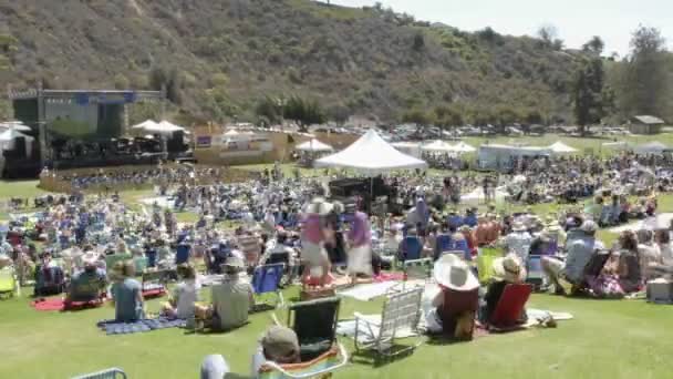 Publiek bij een openlucht concert in Ventura — Stockvideo