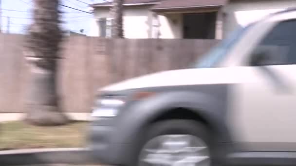 Ένα αυτοκίνητο ταξιδεύει κατά μήκος ενός δρόμου — Αρχείο Βίντεο