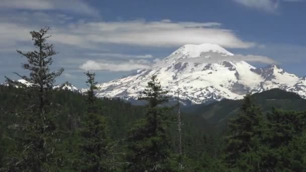 Wolken passeren een besneeuwde berg — Stockvideo