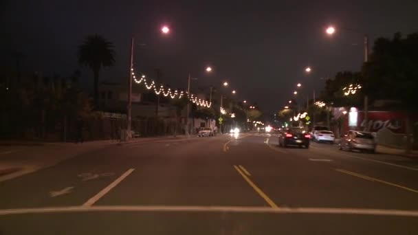 Um carro viaja por uma rua — Vídeo de Stock