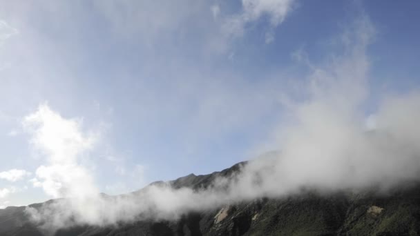 Тучи, вихрящиеся над горами Санта-Инес — стоковое видео