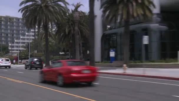 En bil färdas längs en gata — Stockvideo