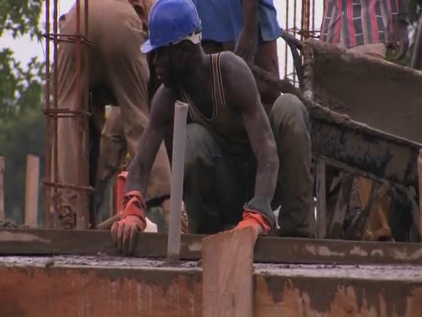 建筑工人混合水泥 — 图库视频影像