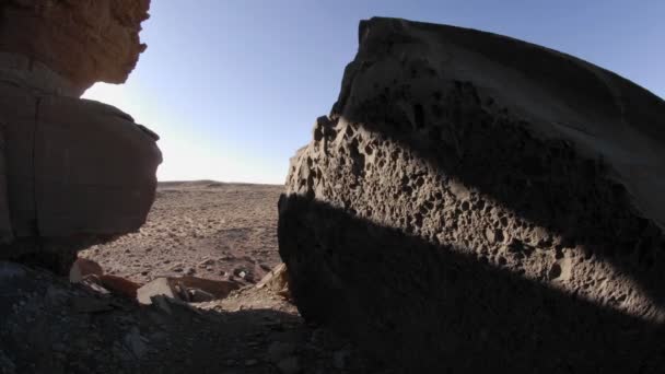 Bewegende schaduw op de rotsen — Stockvideo