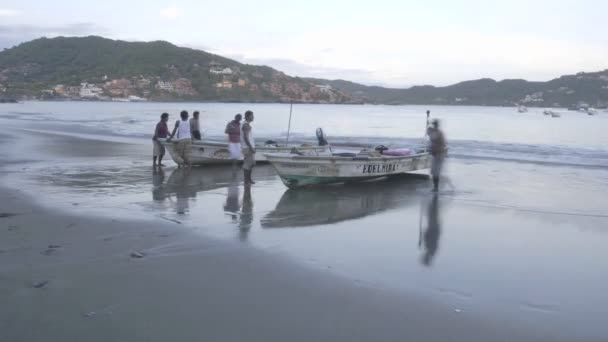 Lanzamiento de barcos de pesca desde Playa Principal — Vídeos de Stock