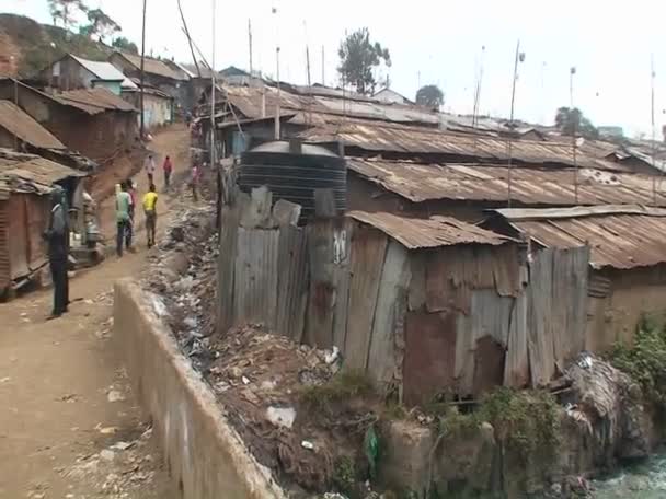 Polluted water flowing in slum — Stock Video