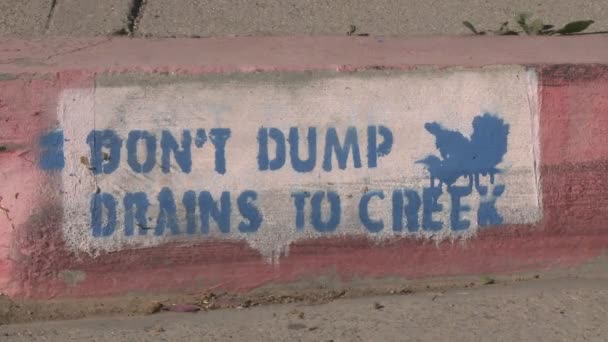 Don 't Dump Drains to Creek — стоковое видео