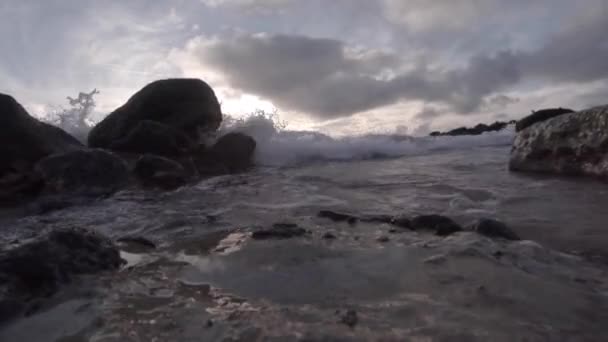 Vista del nivel del agua de las olas rompiendo — Vídeos de Stock