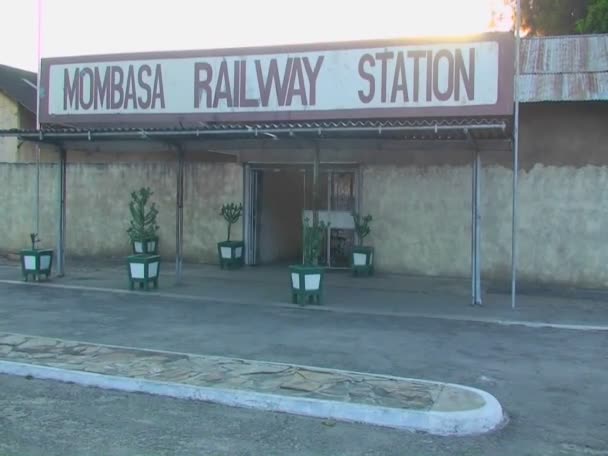Znak stacji kolejowej Mombasa — Wideo stockowe