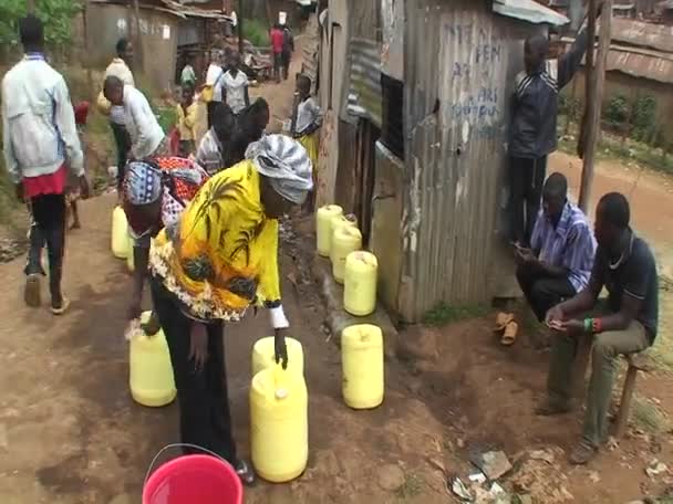 La gente riempie l'acqua in contenitori — Video Stock