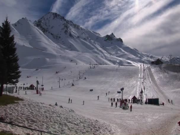 Les gens se préparent à skier — Video
