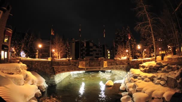 Natt tid förfaller av Gore Creek flyter genom Vail, Colorado. — Stockvideo