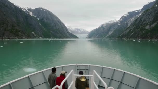 De boeg van een schip naderen Dawes gletsjer — Stockvideo