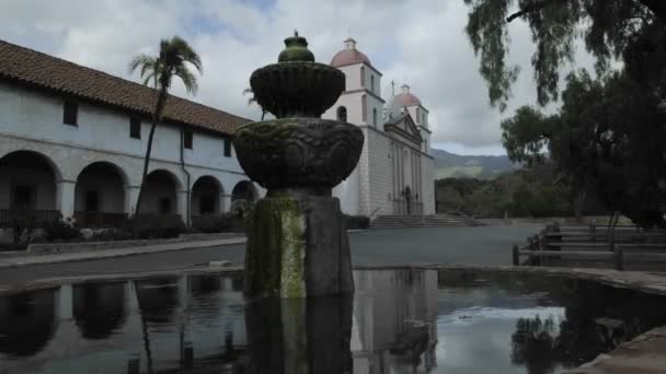 Mission Santa Barbara reflekterande i fontän — Stockvideo