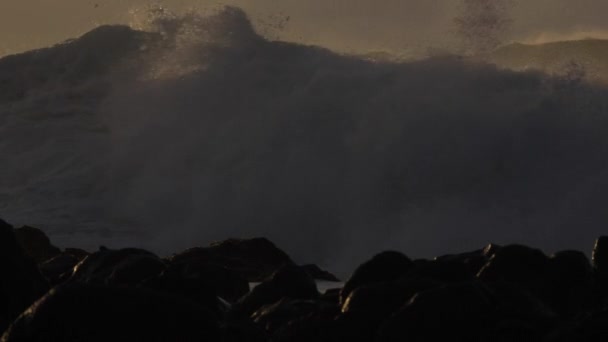 Store bølger ruller inn og krasjer – stockvideo